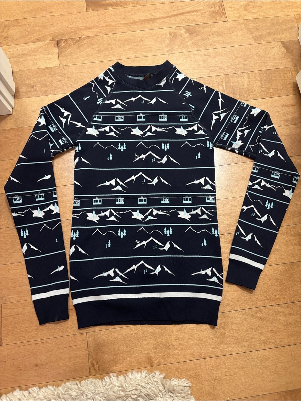 Women’s Navy Mountain Pattern athletic long sleeve